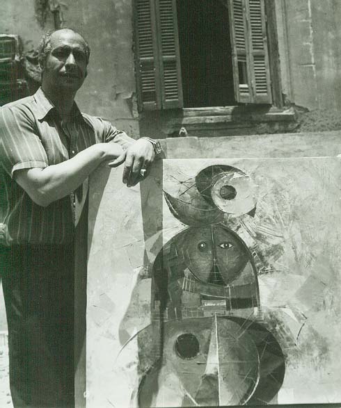 الفنان عبد الوهاب مرسى مع أحد أعمالة